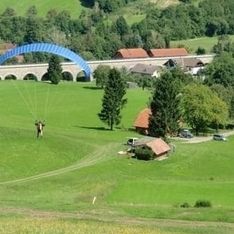 Paragleitsprung auf unserem eigenen Trainingsgelände mit Brücke im Hintergrund