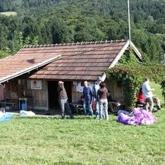 Unsere Hütte auf unserem eigenen Trainingsgelände mit Personen