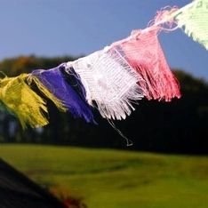 Bunte und leicht benutze Wimpel auf unserem Trainingsgelände wehen im Wind