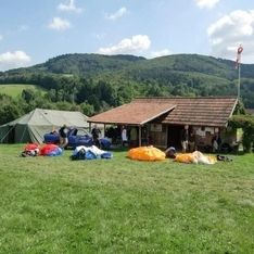 Unsere Hütte auf unserem eigenen Trainingsgelände mit Gleitschirmen auf der Wiese