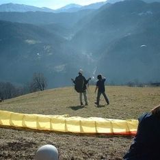 Zwei Männer kurz vorm Absprung eines Paragleitfluges in den Bergen