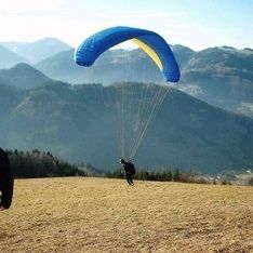 Ein Paragleiter beim Absprung in den Bergen