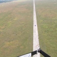 Ein Naturbild aus der Sicht eines Paragleiters während des Fluges