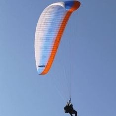 Ein Doppelsitzer beim Flug vor blauem Himmel im Hintergrund