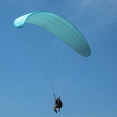 Ein Doppelsitzer beim Flug vor blauem Himmel im Hintergrund