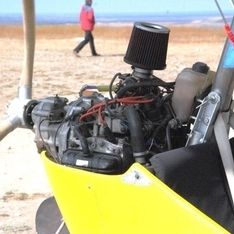 Ein Motor in Nahaufnahme mit einer Person im Hintergrund