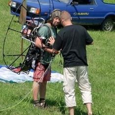 Ein Mann auf einer Wiese vor dem motorisierten Fliegen