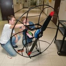 Ein Motor in Nahaufnahm mit zwei Männern im Hintergrund