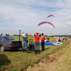 Unser Trainingsgelände mit Autos und Gleitschirmen beim motorisierten Fliegen