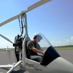 Ein motorisierter Gleiter in Nahaufnahme auf einer Startbahn und blauem Himmel im Hintergrund