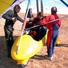 Ein motorisierter Gleiter in Nahaufnahme auf einer Wiese mit zwei Personen