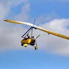 Ein motorisierter Gleiter vor blauem Himmel im Hintergrund