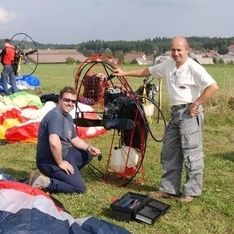 Zwei Männer auf einer Wiese vor dem motorisierten Fliegen