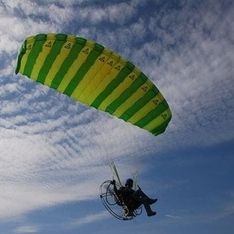 Ein motorisierter Gleiter vor blauem Himmel im Hintergrund