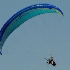 Ein motorisierter Gleiter vor blauem Himmel im Hintergrund