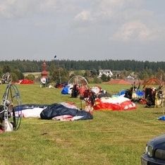Unser Trainingsgelände mit Autos und Gleitschirmen beim motorisierten Fliegen