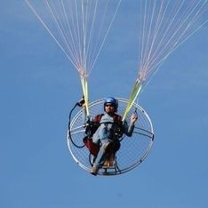 Ein motorisierter Gleiter vor blauem Himmel im Hintergrund