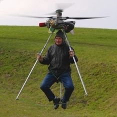 Eine Person mit motorisiertem Flieger auf einer Wiese