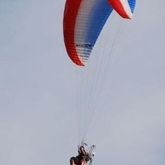 Ein motorisierter Gleiter vor blauem Himmel im Hintergrund