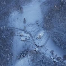 Bild einer Landschaft im Schnee aus der Sicht eines Paragleiters