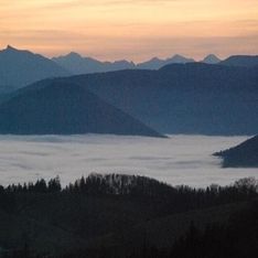 Bild einer Landschaft im Nebel aus der Sicht eines Paragleiters