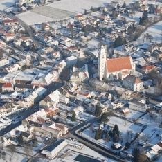 Bild einer Landschaft im Schnee aus der Sicht eines Paragleiters