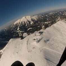 Bild einer Landschaft im Schnee aus der Sicht eines Paragleiters