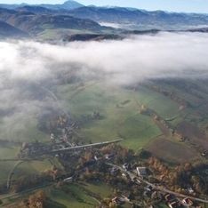 Bild einer Landschaft im Herbst aus der Sicht eines Paragleiters