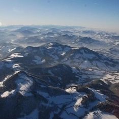 Bild einer Landschaft im Schnee aus der Sicht eines Paragleiters