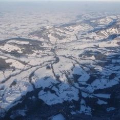 Bild einer Landschaft im Schnee aus der Sicht eines Paragleiters