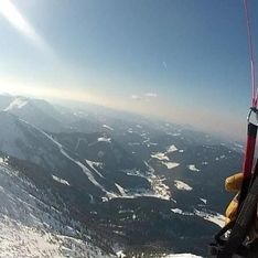 Bild einer Landschaft im Schnee aus der Sicht eines Paragleiters