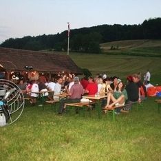 Viele Personen vor unserer Hütte auf der Wiese nach dem Paragleiten