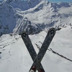 Zwei Skier mit Bergen im Hintergrund