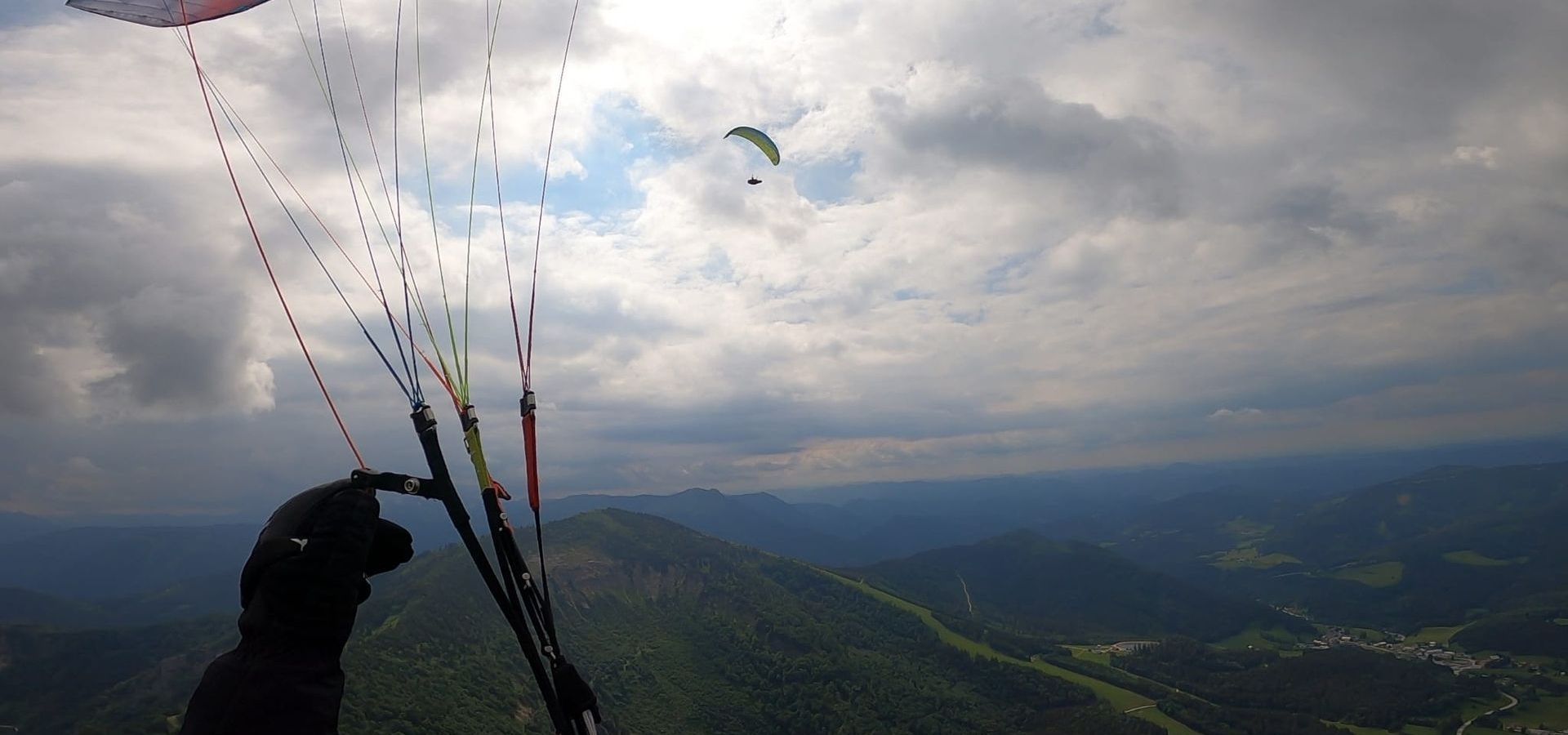 Ein Paragleiter während dem Flug aus der Sicht des Paragleiters