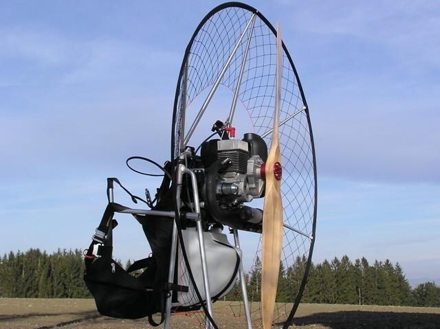 Ein motorbetriebener Sitz zum Fliegen auf einer Wiese